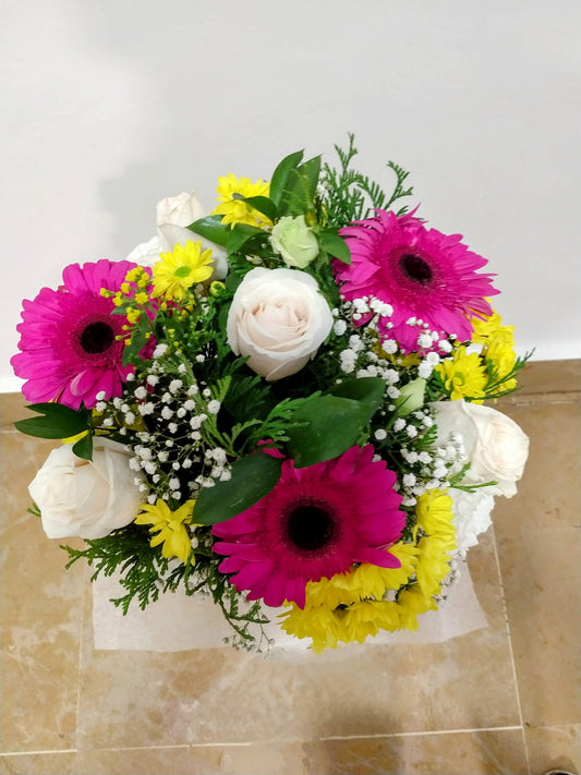 Centro de Flores Primaverales con Rosas Blancas