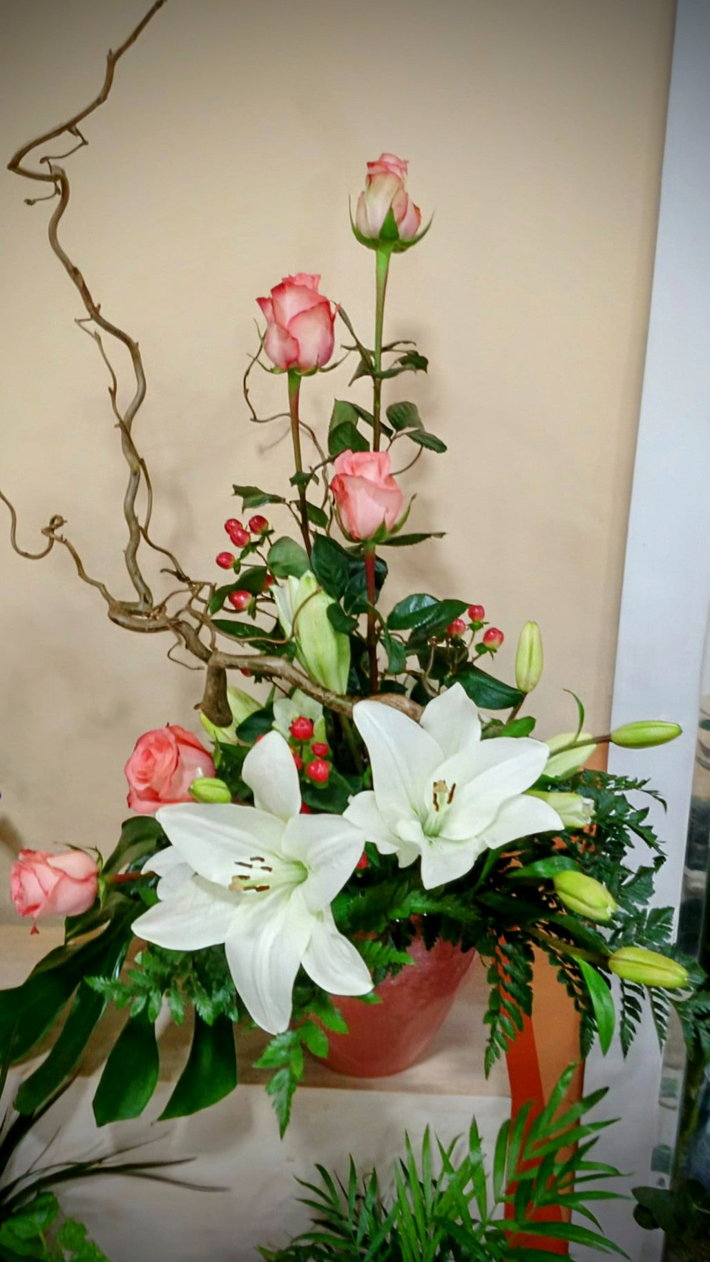 Centro con base de cerámica con Rosas y Lilium