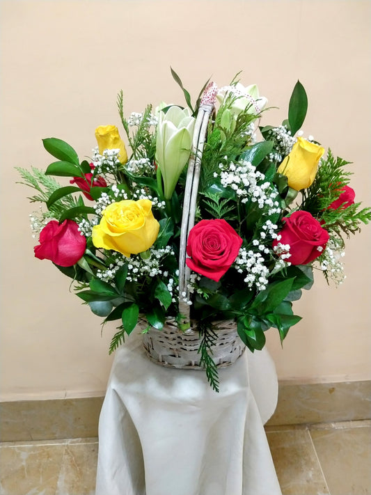 Cesta de rosas amarillas y rojas