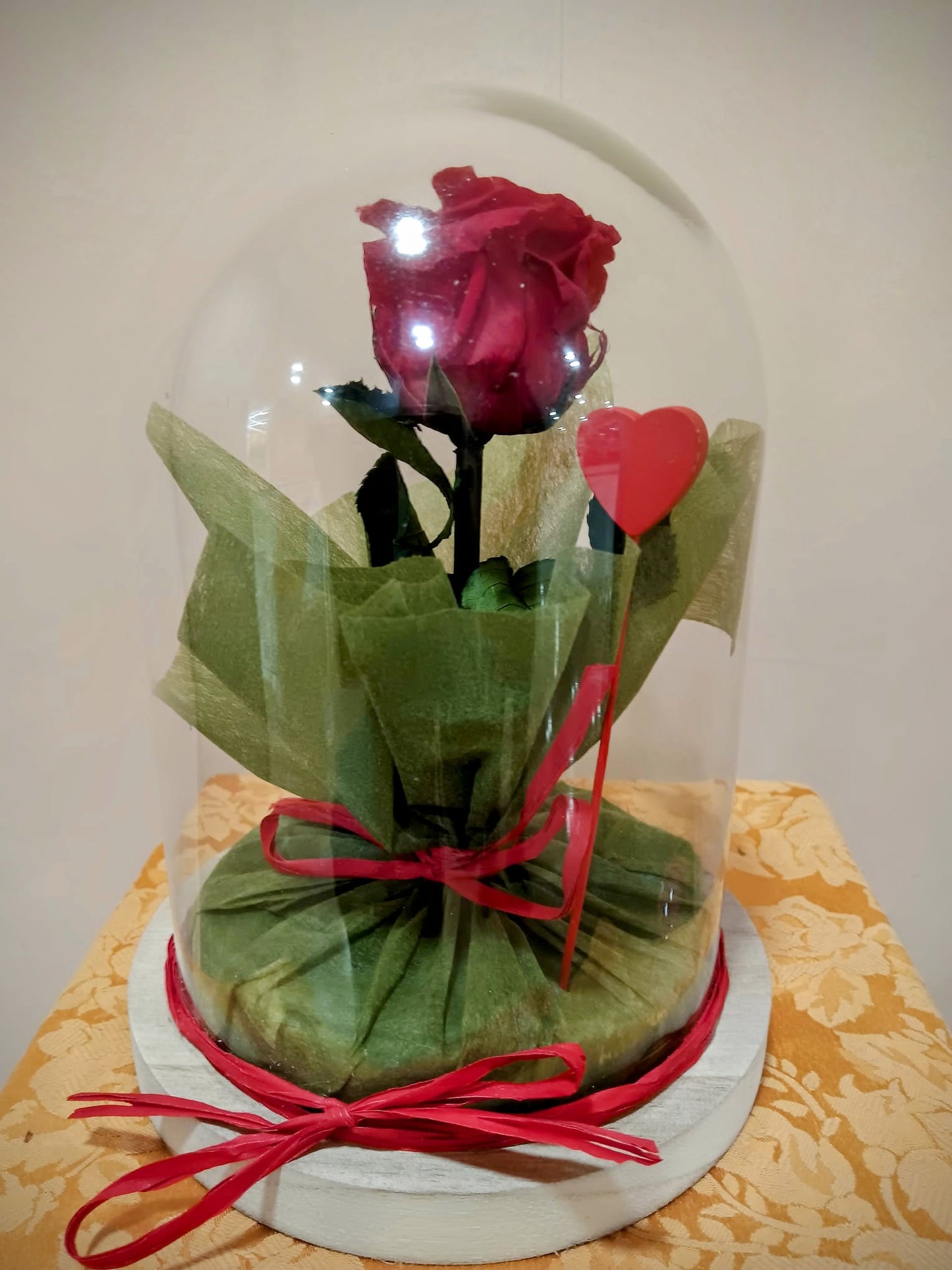 Cúpula con rosa preservada