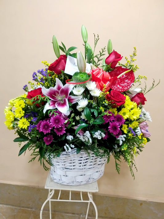 Cesta blanca con flores primaverales