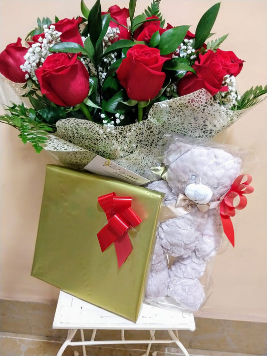 Ramo Especial 12 Rosas con Bombones y Oso