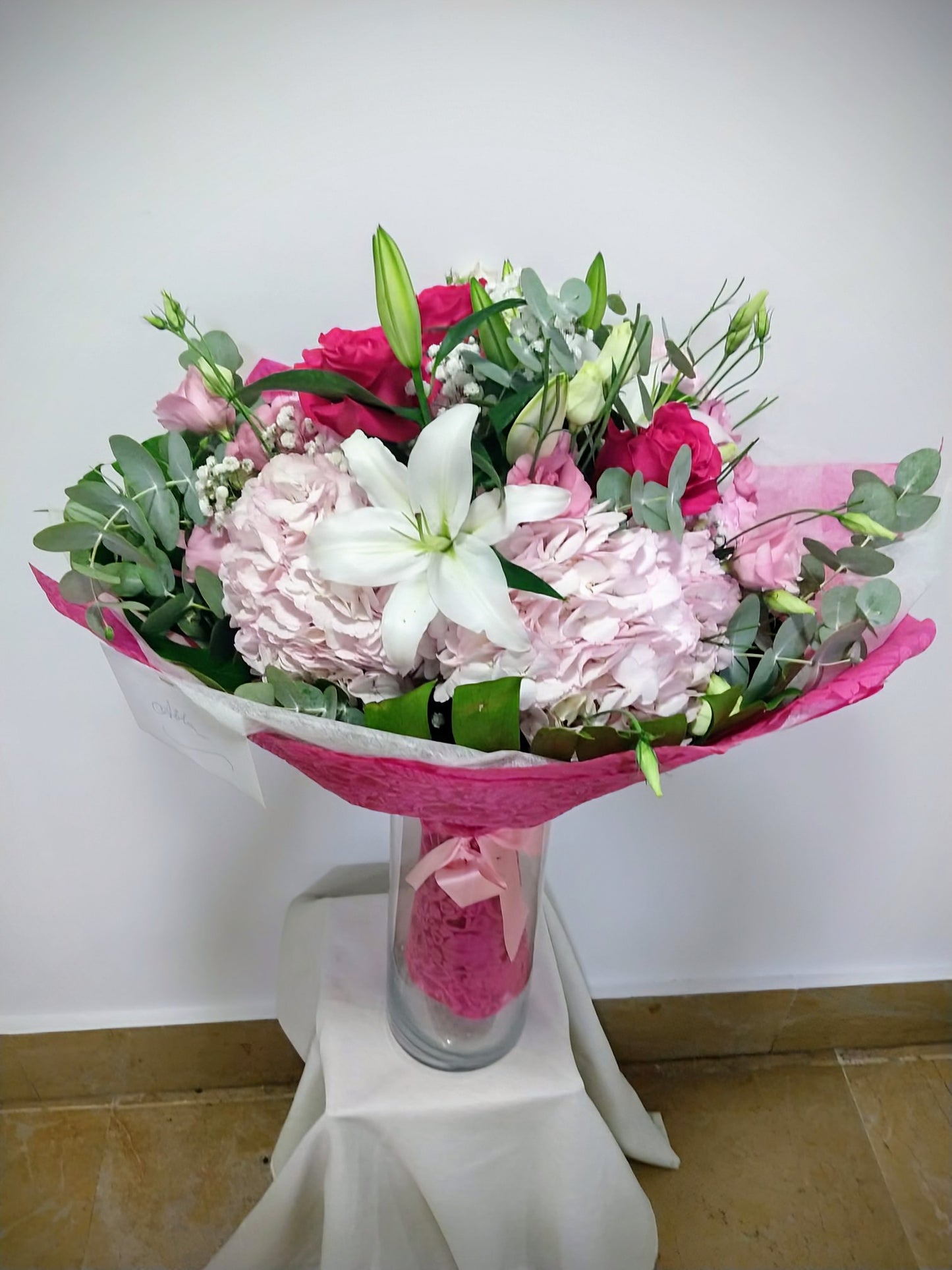 Isabel - Encantador Ramo con Rosas y Lilium