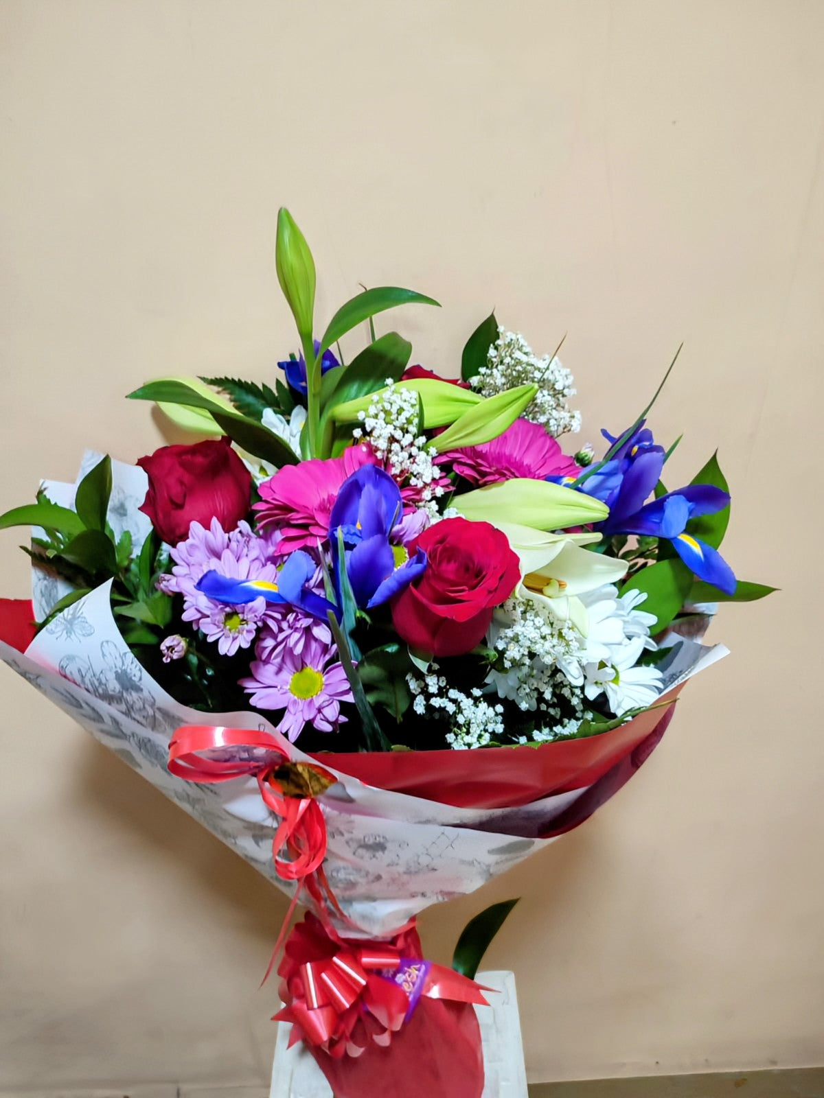 Ramo Primaveral de Rosas Rojas e Iris