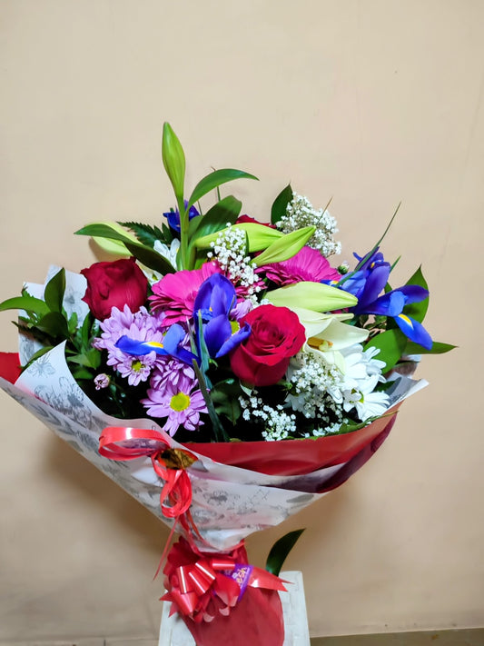 Ramo Primaveral de Rosas Rojas e Iris