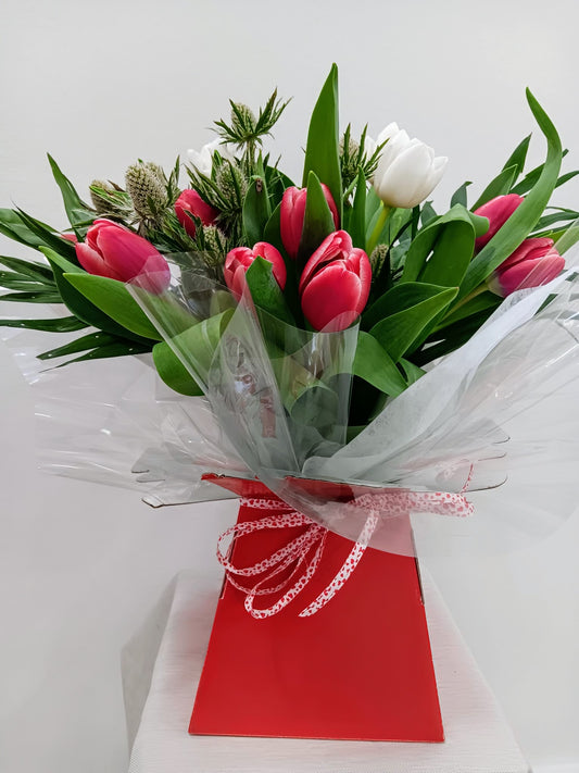 ramo de tulipanes y eryngium en caja de regalo