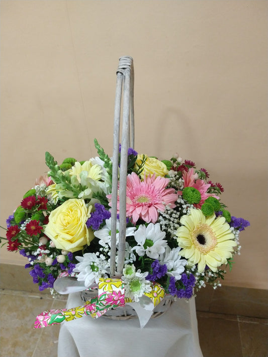 Cestita con Flores Primaverales y Rosas Amarillas