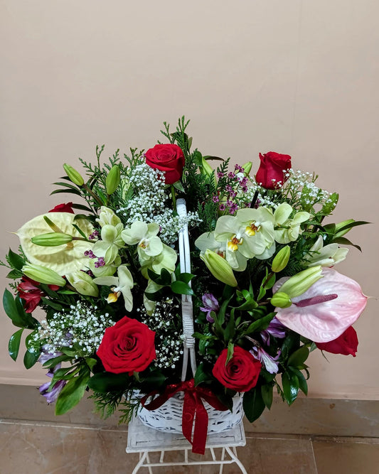 Cesta de rosas, anthurium y orquideas