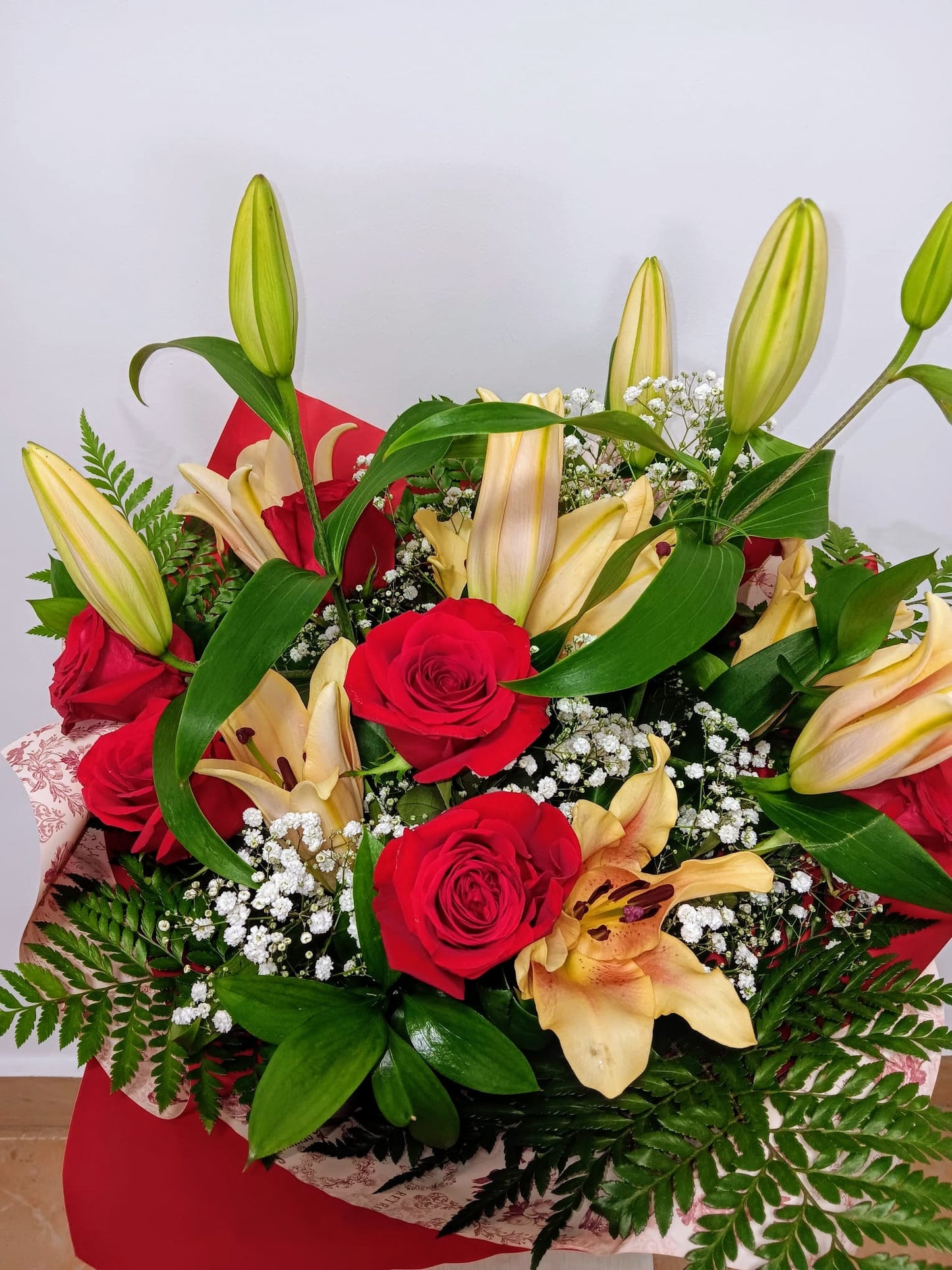 Bouquet of roses with Holland lilies