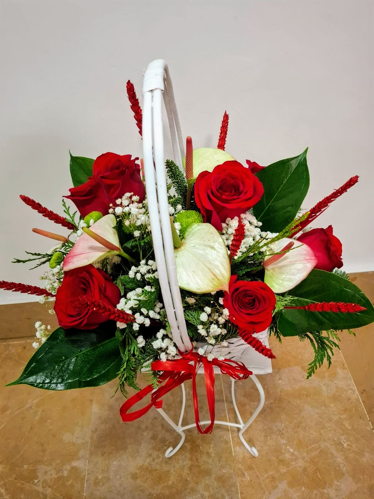 Cesta Navideña con Rosas Rojas y Anthurium