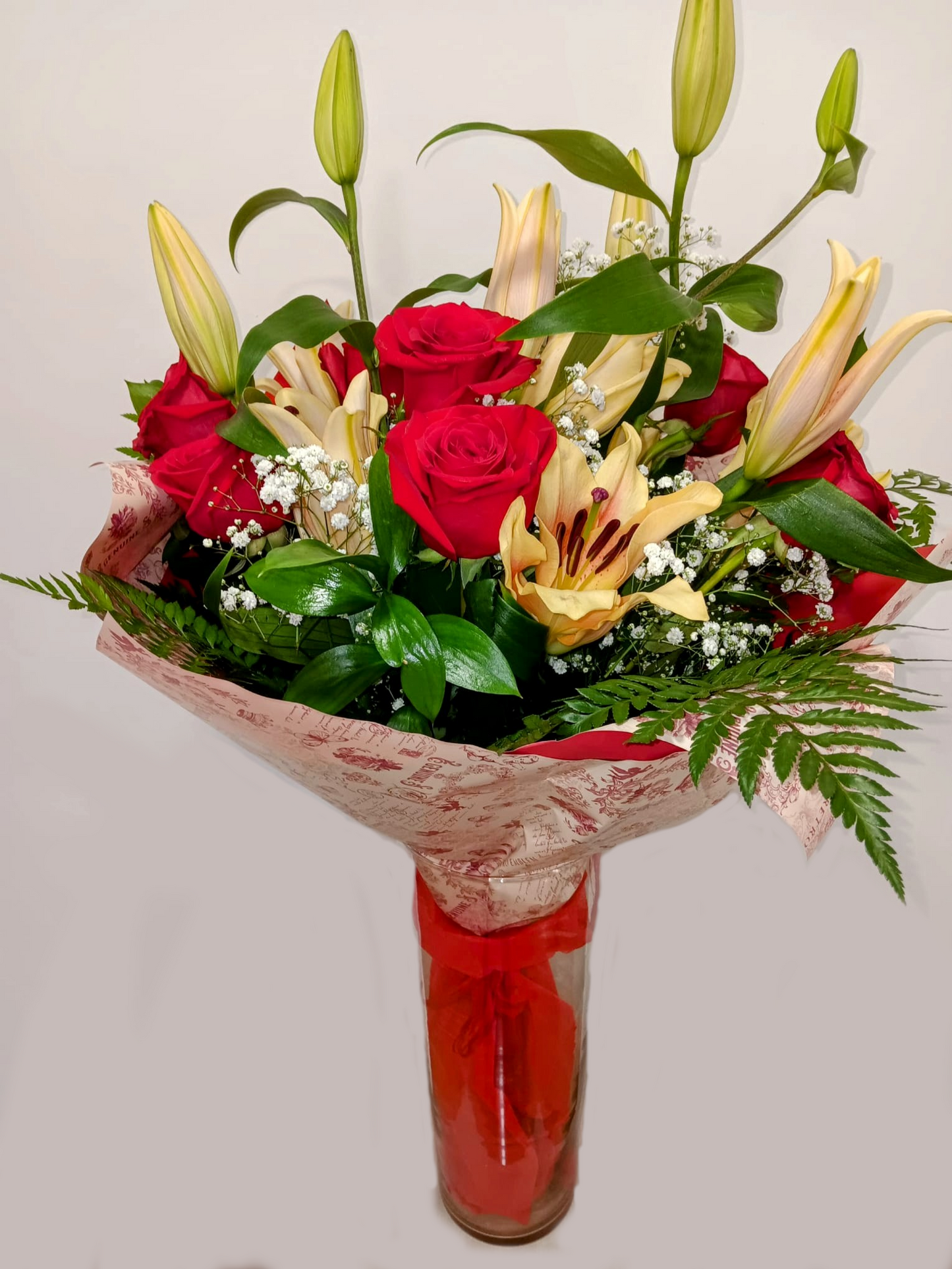 Bouquet of roses with Holland lilies